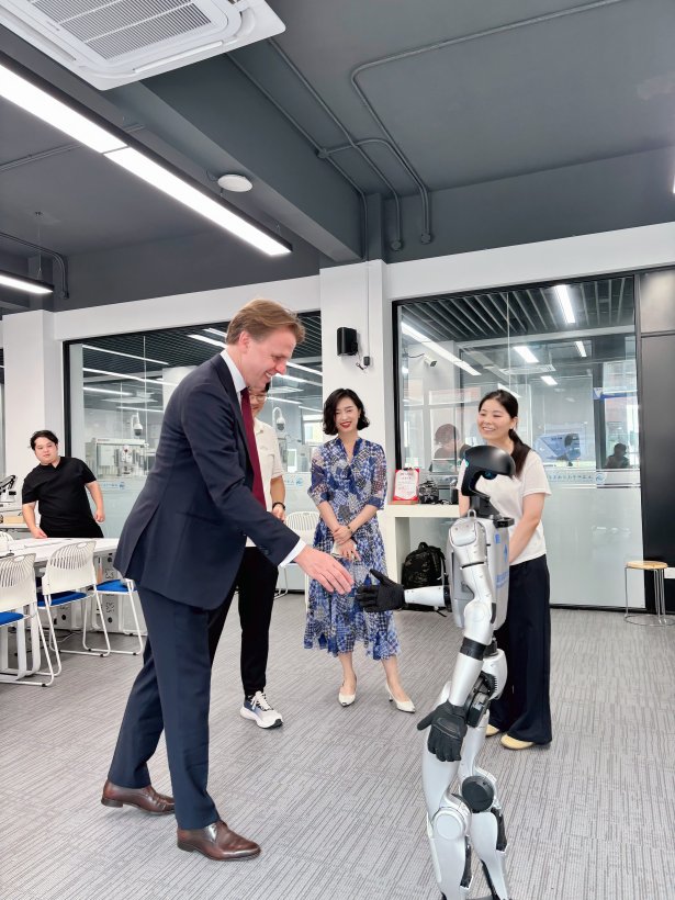 推进合作办学项目洽谈