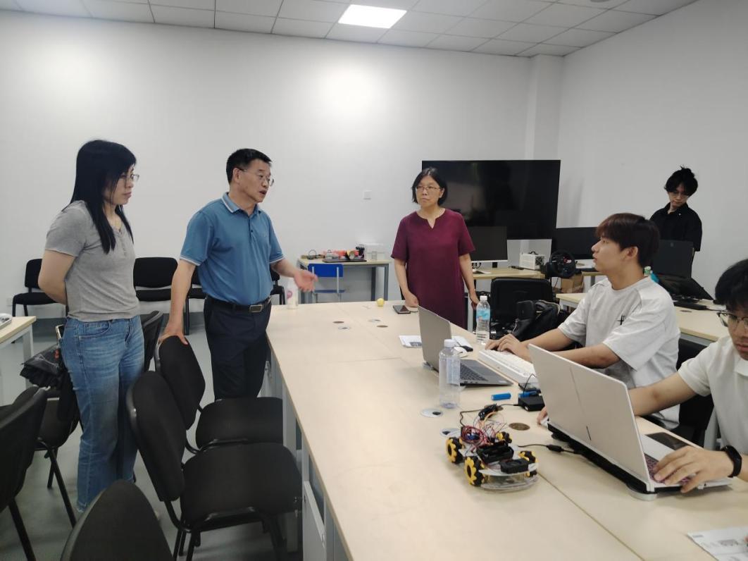 走访慰问暑期坚守一线的指导教师与备赛